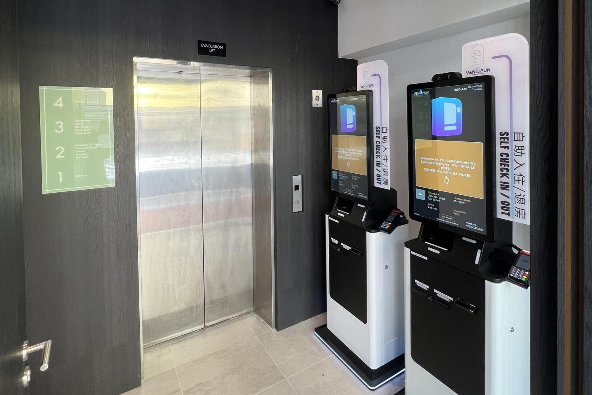 Jyu Capsule Hotel Сингапур Екстериор снимка